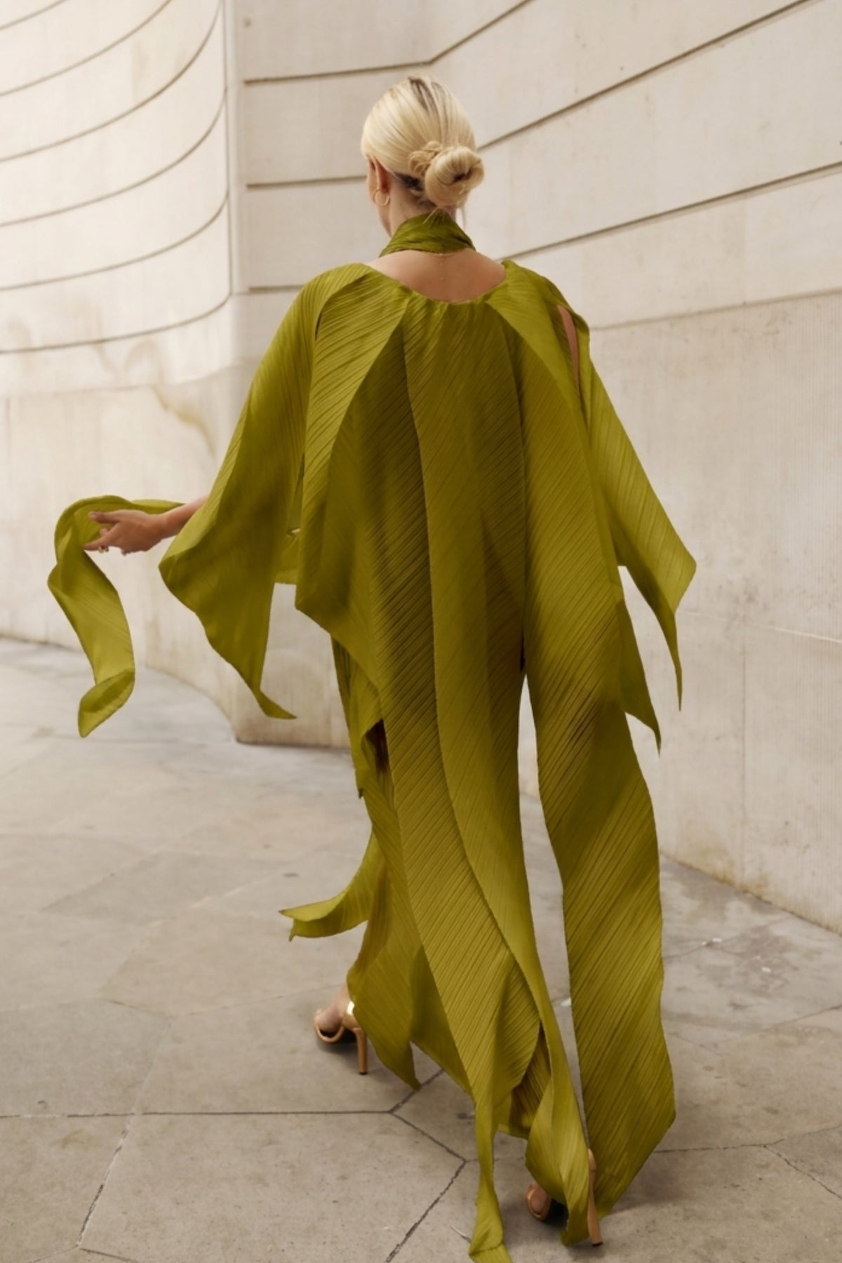 Elegant Pleated Cape Sleeve Maxi Dress with Tie Waist in Green