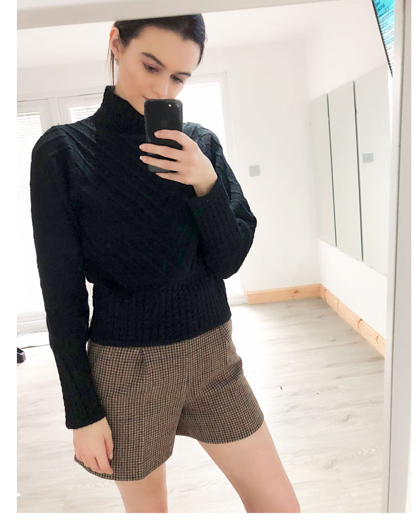 Mock neck cable knit long sleeves cropped jumper in black
